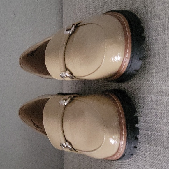 Me Too NWOT never worn taupe patent pebble leather loafer w rubber sole - Picture 4 of 6